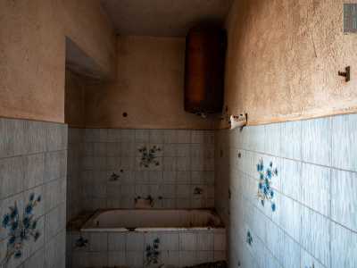 C�� anche un bagno, questo per� costruito pi� recentemente, con tanto di vasca e caldaia, i cui muri sono costituiti da maioliche di color celeste arricchite dal disegno di fiori